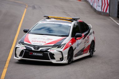 Chiangmai - 13 Kasım 2021, Toyota yarış arabası hipodrom yolunda yüksek hızda, rali spor arabası yarış sırasında yolda hızlı, Toyota Gazoo Yarış Motorsporu Tayland 'da yüksek hız, 700. yıl stadyumu, Chiangmai, Tayland