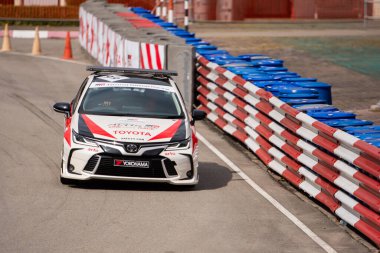Chiangmai - 13 Kasım 2021, Toyota yarış arabası hipodrom yolunda yüksek hızda, rali spor arabası yarış sırasında yolda hızlı, Toyota Gazoo Yarış Motorsporu Tayland 'da yüksek hız, 700. yıl stadyumu, Chiangmai, Tayland