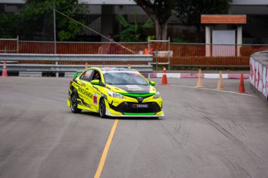 Chiangmai - 13 Kasım 2021, Toyota yarış arabası hipodrom yolunda yüksek hızda, rali spor arabası yarış sırasında yolda hızlı, Toyota Gazoo Yarış Motorsporu Tayland 'da yüksek hız, 700. yıl stadyumu, Chiangmai, Tayland