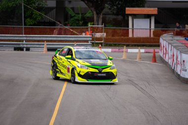 Chiangmai - 13 Kasım 2021, Toyota yarış arabası hipodrom yolunda yüksek hızda, rali spor arabası yarış sırasında yolda hızlı, Toyota Gazoo Yarış Motorsporu Tayland 'da yüksek hız, 700. yıl stadyumu, Chiangmai, Tayland