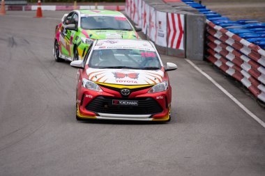 Chiangmai - 13 Kasım 2021, Toyota yarış arabası hipodrom yolunda yüksek hızda, rali spor arabası yarış sırasında yolda hızlı, Toyota Gazoo Yarış Motorsporu Tayland 'da yüksek hız, 700. yıl stadyumu, Chiangmai, Tayland