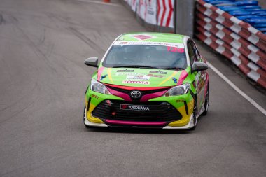 Chiangmai - 13 Kasım 2021, Toyota yarış arabası hipodrom yolunda yüksek hızda, rali spor arabası yarış sırasında yolda hızlı, Toyota Gazoo Yarış Motorsporu Tayland 'da yüksek hız, 700. yıl stadyumu, Chiangmai, Tayland