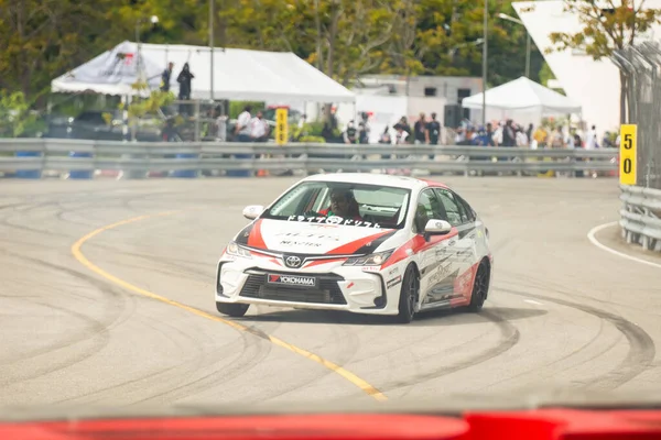 Chiangmai - 13 Kasım 2021, Toyota yarış arabası hipodrom yolunda yüksek hızda, rali spor arabası yarış sırasında yolda hızlı, Toyota Gazoo Yarış Motorsporu Tayland 'da yüksek hız, 700. yıl stadyumu, Chiangmai, Tayland