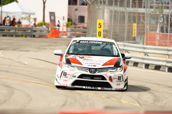 Chiangmai - 13 Kasım 2021, Toyota yarış arabası hipodrom yolunda yüksek hızda, rali spor arabası yarış sırasında yolda hızlı, Toyota Gazoo Yarış Motorsporu Tayland 'da yüksek hız, 700. yıl stadyumu, Chiangmai, Tayland