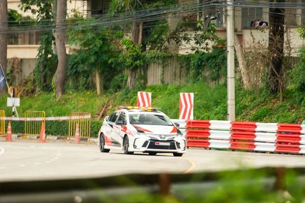 Chiangmai - 13 Kasım 2021, Toyota yarış arabası hipodrom yolunda yüksek hızda, rali spor arabası yarış sırasında yolda hızlı, Toyota Gazoo Yarış Motorsporu Tayland 'da yüksek hız, 700. yıl stadyumu, Chiangmai, Tayland