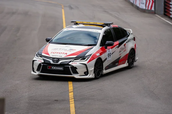 Chiangmai - 13 Kasım 2021, Toyota yarış arabası hipodrom yolunda yüksek hızda, rali spor arabası yarış sırasında yolda hızlı, Toyota Gazoo Yarış Motorsporu Tayland 'da yüksek hız, 700. yıl stadyumu, Chiangmai, Tayland