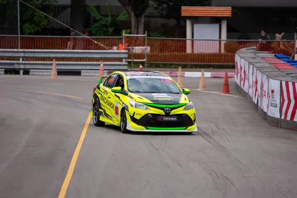 Chiangmai - 13 Kasım 2021, Toyota yarış arabası hipodrom yolunda yüksek hızda, rali spor arabası yarış sırasında yolda hızlı, Toyota Gazoo Yarış Motorsporu Tayland 'da yüksek hız, 700. yıl stadyumu, Chiangmai, Tayland