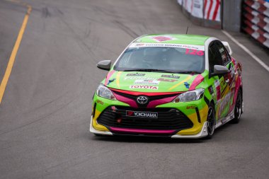 Chiangmai - 13 Kasım 2021, Toyota yarış arabası hipodrom yolunda yüksek hızda, rali spor arabası yarış sırasında yolda hızlı, Toyota Gazoo Yarış Motorsporu Tayland 'da yüksek hız, 700. yıl stadyumu, Chiangmai, Tayland