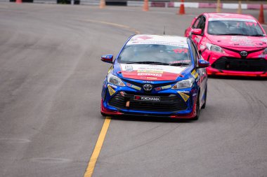 Chiangmai - 13 Kasım 2021, Toyota yarış arabası hipodrom yolunda yüksek hızda, rali spor arabası yarış sırasında yolda hızlı, Toyota Gazoo Yarış Motorsporu Tayland 'da yüksek hız, 700. yıl stadyumu, Chiangmai, Tayland