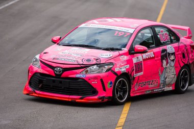 Chiangmai - 13 Kasım 2021, Toyota yarış arabası hipodrom yolunda yüksek hızda, rali spor arabası yarış sırasında yolda hızlı, Toyota Gazoo Yarış Motorsporu Tayland 'da yüksek hız, 700. yıl stadyumu, Chiangmai, Tayland