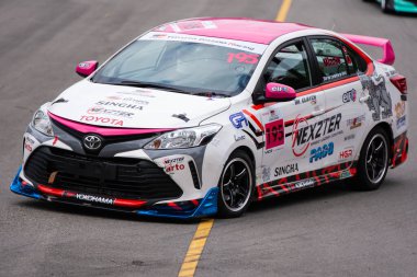 Chiangmai - 13 Kasım 2021, Toyota yarış arabası hipodrom yolunda yüksek hızda, rali spor arabası yarış sırasında yolda hızlı, Toyota Gazoo Yarış Motorsporu Tayland 'da yüksek hız, 700. yıl stadyumu, Chiangmai, Tayland