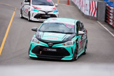 Chiangmai - 13 Kasım 2021, Toyota yarış arabası hipodrom yolunda yüksek hızda, rali spor arabası yarış sırasında yolda hızlı, Toyota Gazoo Yarış Motorsporu Tayland 'da yüksek hız, 700. yıl stadyumu, Chiangmai, Tayland