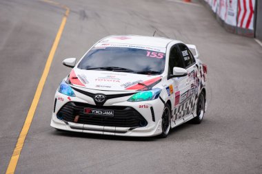 Chiangmai - 13 Kasım 2021, Toyota yarış arabası hipodrom yolunda yüksek hızda, rali spor arabası yarış sırasında yolda hızlı, Toyota Gazoo Yarış Motorsporu Tayland 'da yüksek hız, 700. yıl stadyumu, Chiangmai, Tayland