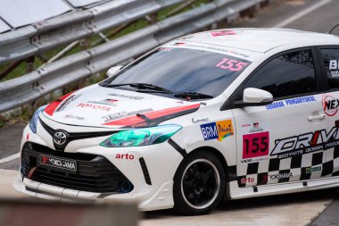 Chiangmai - 13 Kasım 2021, Toyota yarış arabası hipodrom yolunda yüksek hızda, rali spor arabası yarış sırasında yolda hızlı, Toyota Gazoo Yarış Motorsporu Tayland 'da yüksek hız, 700. yıl stadyumu, Chiangmai, Tayland