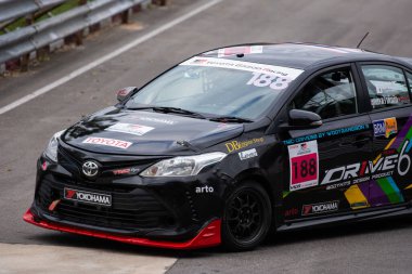 Chiangmai - 13 Kasım 2021, Toyota yarış arabası hipodrom yolunda yüksek hızda, rali spor arabası yarış sırasında yolda hızlı, Toyota Gazoo Yarış Motorsporu Tayland 'da yüksek hız, 700. yıl stadyumu, Chiangmai, Tayland