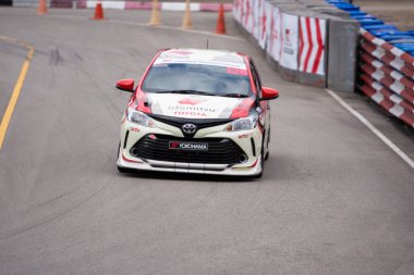Chiangmai - 13 Kasım 2021, Toyota yarış arabası hipodrom yolunda yüksek hızda, rali spor arabası yarış sırasında yolda hızlı, Toyota Gazoo Yarış Motorsporu Tayland 'da yüksek hız, 700. yıl stadyumu, Chiangmai, Tayland
