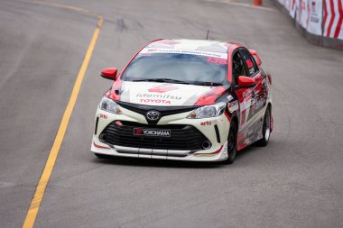 Chiangmai - 13 Kasım 2021, Toyota yarış arabası hipodrom yolunda yüksek hızda, rali spor arabası yarış sırasında yolda hızlı, Toyota Gazoo Yarış Motorsporu Tayland 'da yüksek hız, 700. yıl stadyumu, Chiangmai, Tayland