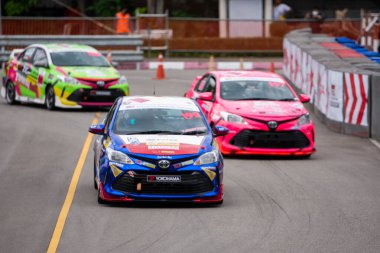 Chiangmai - 13 Kasım 2021, Toyota yarış arabası hipodrom yolunda yüksek hızda, rali spor arabası yarış sırasında yolda hızlı, Toyota Gazoo Yarış Motorsporu Tayland 'da yüksek hız, 700. yıl stadyumu, Chiangmai, Tayland