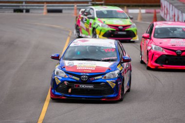 Chiangmai - 13 Kasım 2021, Toyota yarış arabası hipodrom yolunda yüksek hızda, rali spor arabası yarış sırasında yolda hızlı, Toyota Gazoo Yarış Motorsporu Tayland 'da yüksek hız, 700. yıl stadyumu, Chiangmai, Tayland