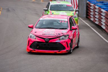 Chiangmai - 13 Kasım 2021, Toyota yarış arabası hipodrom yolunda yüksek hızda, rali spor arabası yarış sırasında yolda hızlı, Toyota Gazoo Yarış Motorsporu Tayland 'da yüksek hız, 700. yıl stadyumu, Chiangmai, Tayland