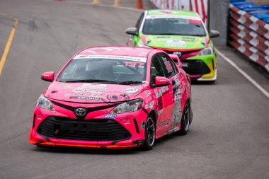 Chiangmai - 13 Kasım 2021, Toyota yarış arabası hipodrom yolunda yüksek hızda, rali spor arabası yarış sırasında yolda hızlı, Toyota Gazoo Yarış Motorsporu Tayland 'da yüksek hız, 700. yıl stadyumu, Chiangmai, Tayland