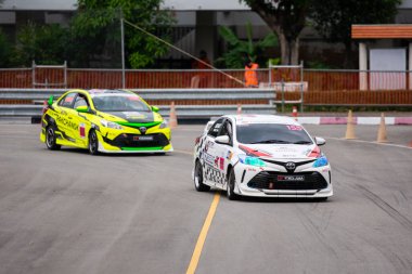 Chiangmai - 13 Kasım 2021, Toyota yarış arabası hipodrom yolunda yüksek hızda, rali spor arabası yarış sırasında yolda hızlı, Toyota Gazoo Yarış Motorsporu Tayland 'da yüksek hız, 700. yıl stadyumu, Chiangmai, Tayland