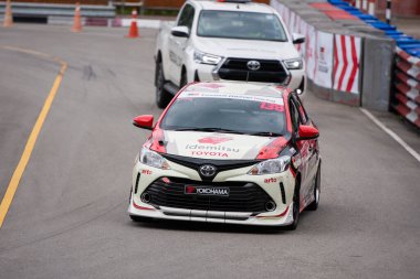 Chiangmai - 13 Kasım 2021, Toyota yarış arabası hipodrom yolunda yüksek hızda, rali spor arabası yarış sırasında yolda hızlı, Toyota Gazoo Yarış Motorsporu Tayland 'da yüksek hız, 700. yıl stadyumu, Chiangmai, Tayland