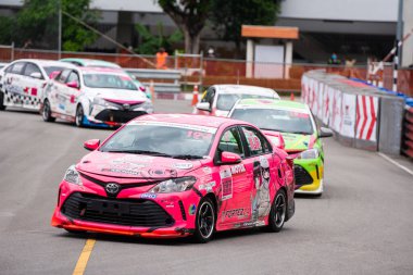 Chiangmai - 13 Kasım 2021, Toyota yarış arabası hipodrom yolunda yüksek hızda, rali spor arabası yarış sırasında yolda hızlı, Toyota Gazoo Yarış Motorsporu Tayland 'da yüksek hız, 700. yıl stadyumu, Chiangmai, Tayland