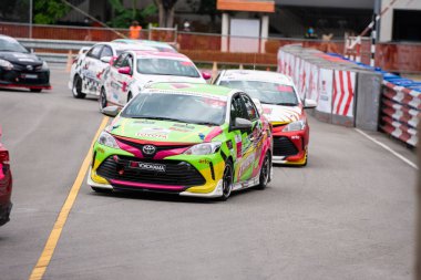 Chiangmai - 13 Kasım 2021, Toyota yarış arabası hipodrom yolunda yüksek hızda, rali spor arabası yarış sırasında yolda hızlı, Toyota Gazoo Yarış Motorsporu Tayland 'da yüksek hız, 700. yıl stadyumu, Chiangmai, Tayland