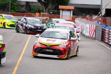 Chiangmai - 13 Kasım 2021, Toyota yarış arabası hipodrom yolunda yüksek hızda, rali spor arabası yarış sırasında yolda hızlı, Toyota Gazoo Yarış Motorsporu Tayland 'da yüksek hız, 700. yıl stadyumu, Chiangmai, Tayland