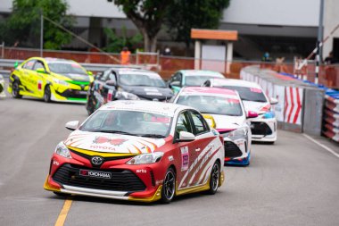 Chiangmai - 13 Kasım 2021, Toyota yarış arabası hipodrom yolunda yüksek hızda, rali spor arabası yarış sırasında yolda hızlı, Toyota Gazoo Yarış Motorsporu Tayland 'da yüksek hız, 700. yıl stadyumu, Chiangmai, Tayland