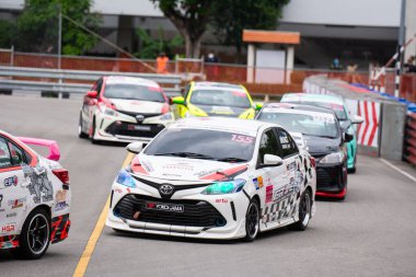 Chiangmai - 13 Kasım 2021, Toyota yarış arabası hipodrom yolunda yüksek hızda, rali spor arabası yarış sırasında yolda hızlı, Toyota Gazoo Yarış Motorsporu Tayland 'da yüksek hız, 700. yıl stadyumu, Chiangmai, Tayland