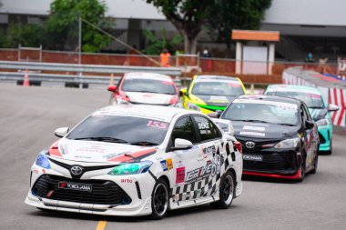 Chiangmai - 13 Kasım 2021, Toyota yarış arabası hipodrom yolunda yüksek hızda, rali spor arabası yarış sırasında yolda hızlı, Toyota Gazoo Yarış Motorsporu Tayland 'da yüksek hız, 700. yıl stadyumu, Chiangmai, Tayland