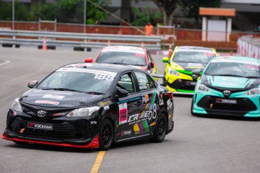 Chiangmai - 13 Kasım 2021, Toyota yarış arabası hipodrom yolunda yüksek hızda, rali spor arabası yarış sırasında yolda hızlı, Toyota Gazoo Yarış Motorsporu Tayland 'da yüksek hız, 700. yıl stadyumu, Chiangmai, Tayland