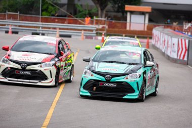 Chiangmai - 13 Kasım 2021, Toyota yarış arabası hipodrom yolunda yüksek hızda, rali spor arabası yarış sırasında yolda hızlı, Toyota Gazoo Yarış Motorsporu Tayland 'da yüksek hız, 700. yıl stadyumu, Chiangmai, Tayland