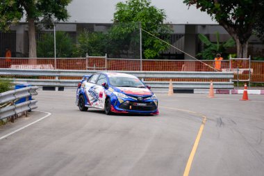 Chiangmai - 13 Kasım 2021, Toyota yarış arabası hipodrom yolunda yüksek hızda, rali spor arabası yarış sırasında yolda hızlı, Toyota Gazoo Yarış Motorsporu Tayland 'da yüksek hız, 700. yıl stadyumu, Chiangmai, Tayland