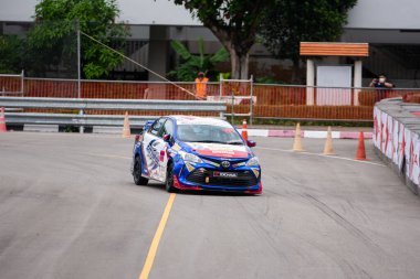 Chiangmai - 13 Kasım 2021, Toyota yarış arabası hipodrom yolunda yüksek hızda, rali spor arabası yarış sırasında yolda hızlı, Toyota Gazoo Yarış Motorsporu Tayland 'da yüksek hız, 700. yıl stadyumu, Chiangmai, Tayland