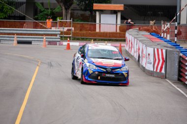 Chiangmai - 13 Kasım 2021, Toyota yarış arabası hipodrom yolunda yüksek hızda, rali spor arabası yarış sırasında yolda hızlı, Toyota Gazoo Yarış Motorsporu Tayland 'da yüksek hız, 700. yıl stadyumu, Chiangmai, Tayland