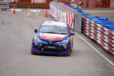 Chiangmai - 13 Kasım 2021, Toyota yarış arabası hipodrom yolunda yüksek hızda, rali spor arabası yarış sırasında yolda hızlı, Toyota Gazoo Yarış Motorsporu Tayland 'da yüksek hız, 700. yıl stadyumu, Chiangmai, Tayland