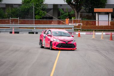 Chiangmai - 13 Kasım 2021, Toyota yarış arabası hipodrom yolunda yüksek hızda, rali spor arabası yarış sırasında yolda hızlı, Toyota Gazoo Yarış Motorsporu Tayland 'da yüksek hız, 700. yıl stadyumu, Chiangmai, Tayland