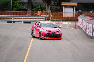 Chiangmai - 13 Kasım 2021, Toyota yarış arabası hipodrom yolunda yüksek hızda, rali spor arabası yarış sırasında yolda hızlı, Toyota Gazoo Yarış Motorsporu Tayland 'da yüksek hız, 700. yıl stadyumu, Chiangmai, Tayland