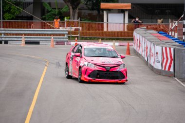 Chiangmai - 13 Kasım 2021, Toyota yarış arabası hipodrom yolunda yüksek hızda, rali spor arabası yarış sırasında yolda hızlı, Toyota Gazoo Yarış Motorsporu Tayland 'da yüksek hız, 700. yıl stadyumu, Chiangmai, Tayland