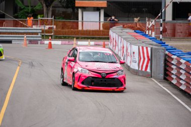 Chiangmai - 13 Kasım 2021, Toyota yarış arabası hipodrom yolunda yüksek hızda, rali spor arabası yarış sırasında yolda hızlı, Toyota Gazoo Yarış Motorsporu Tayland 'da yüksek hız, 700. yıl stadyumu, Chiangmai, Tayland
