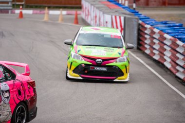 Chiangmai - 13 Kasım 2021, Toyota yarış arabası hipodrom yolunda yüksek hızda, rali spor arabası yarış sırasında yolda hızlı, Toyota Gazoo Yarış Motorsporu Tayland 'da yüksek hız, 700. yıl stadyumu, Chiangmai, Tayland