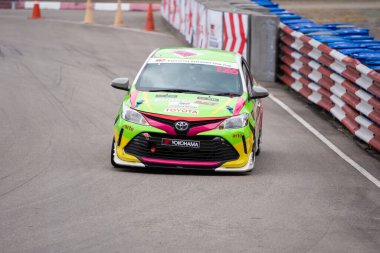 Chiangmai - 13 Kasım 2021, Toyota yarış arabası hipodrom yolunda yüksek hızda, rali spor arabası yarış sırasında yolda hızlı, Toyota Gazoo Yarış Motorsporu Tayland 'da yüksek hız, 700. yıl stadyumu, Chiangmai, Tayland