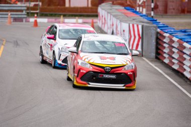 Chiangmai - 13 Kasım 2021, Toyota yarış arabası hipodrom yolunda yüksek hızda, rali spor arabası yarış sırasında yolda hızlı, Toyota Gazoo Yarış Motorsporu Tayland 'da yüksek hız, 700. yıl stadyumu, Chiangmai, Tayland