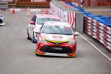 Chiangmai - 13 Kasım 2021, Toyota yarış arabası hipodrom yolunda yüksek hızda, rali spor arabası yarış sırasında yolda hızlı, Toyota Gazoo Yarış Motorsporu Tayland 'da yüksek hız, 700. yıl stadyumu, Chiangmai, Tayland