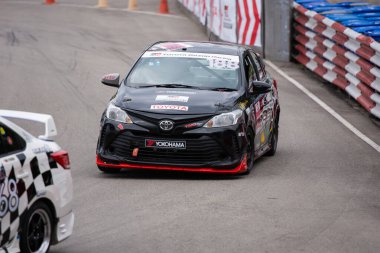 Chiangmai - 13 Kasım 2021, Toyota yarış arabası hipodrom yolunda yüksek hızda, rali spor arabası yarış sırasında yolda hızlı, Toyota Gazoo Yarış Motorsporu Tayland 'da yüksek hız, 700. yıl stadyumu, Chiangmai, Tayland