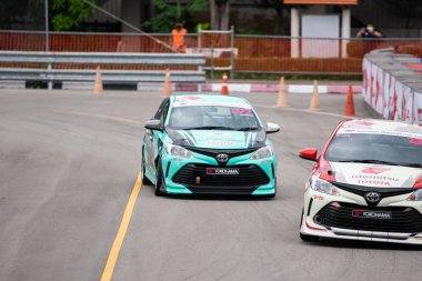 Chiangmai - 13 Kasım 2021, Toyota yarış arabası hipodrom yolunda yüksek hızda, rali spor arabası yarış sırasında yolda hızlı, Toyota Gazoo Yarış Motorsporu Tayland 'da yüksek hız, 700. yıl stadyumu, Chiangmai, Tayland