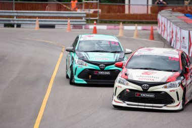 Chiangmai - 13 Kasım 2021, Toyota yarış arabası hipodrom yolunda yüksek hızda, rali spor arabası yarış sırasında yolda hızlı, Toyota Gazoo Yarış Motorsporu Tayland 'da yüksek hız, 700. yıl stadyumu, Chiangmai, Tayland